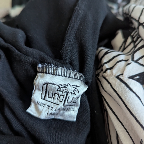 Elegant Black and White Midi Dress - Picture 2 of 7